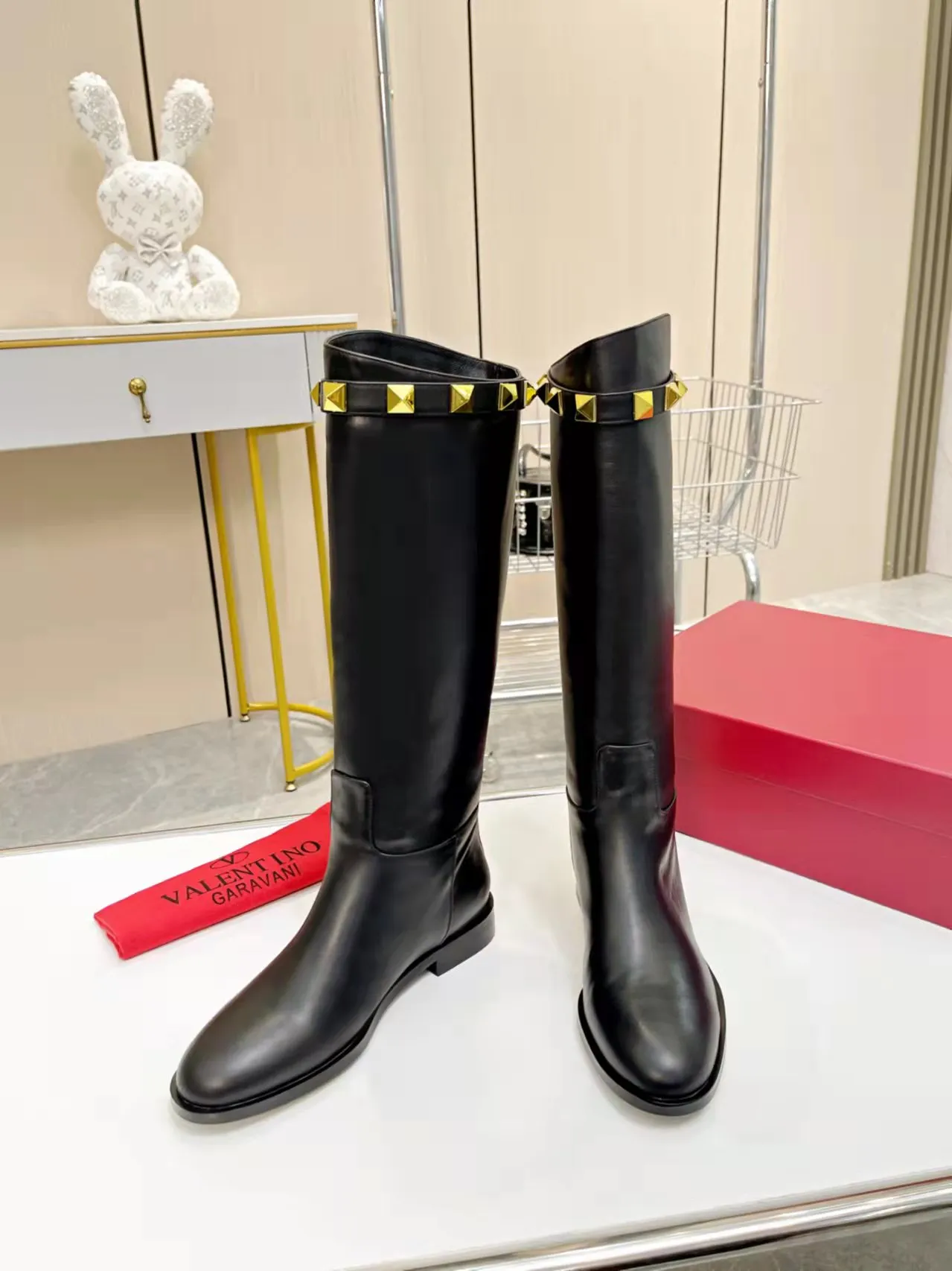 👟👟Ex-factory price 740👟👟 Genuine leather sole +40🆕 Valentino. Valentino autumn and winter fashion women's boots: Comfortable and versatile on the upper feet, showing long legs, Fabric: Imported first-layer cowhide ⚡The most popular V buckle ⚡Inside feet all genuine leather Code number: 35−40 (Customized size 41) Boot height: 15 inches